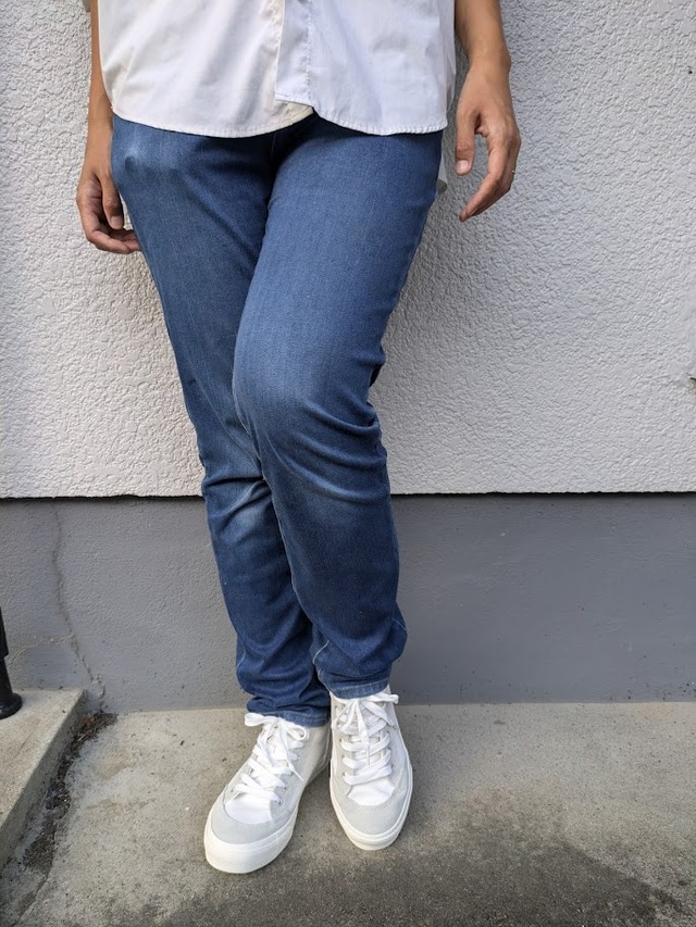 【niko and… オリジナルオーガニックレースアップスニーカー】定番のジーンズ×白シャツコーデにもぴったり！