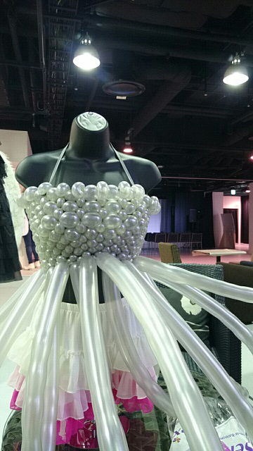 バルーンだけでつくった「ドレス」/上半身をサイズ調整しながら編みこむ