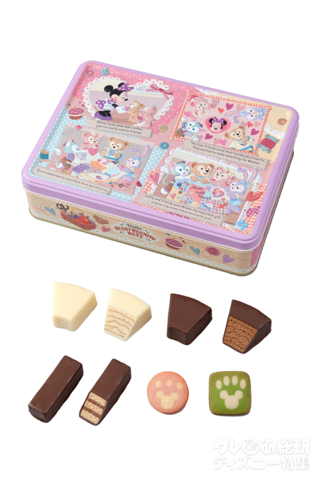 アソーテッド・スウィーツ 2,300円｜【内容量】 バウムクーヘン8個[プレーン(ホワイトチョコレートカバード)2個入り×2袋、チョコレート(ミルクチョコレートカバード)2個入り×2袋]、 チョコレートカバード・ミルフィーユ4個(ジャンドゥーヤ)、クッキー12個[ストロベリー＆バター6個(1袋)、グリーンアップル＆バター6個(1袋)]｜縦約18.5×横約25.5×高さ約7cm｜東京ディズニーシー「ダッフィーのハートウォーミング・デイズ」2018｜【販売店舗】マクダックス・デパートメントストア