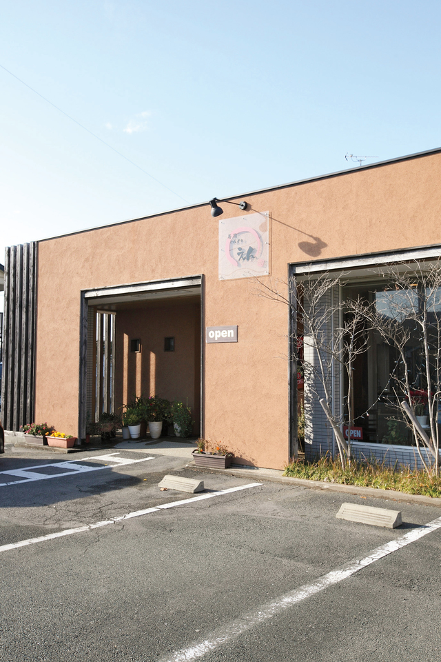 赤い丸に「えん」の文字が書かれた看板が目印｜寿司cafe えん