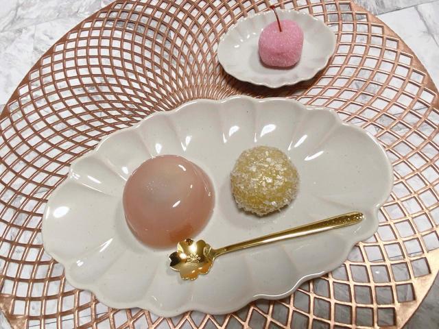 【ナチュラルキッチン】楕円皿　菊ホワイト／税込550円・豆皿　菊ホワイト／税込110円・ランチマット　ラウンド　カットフラワーピンク2枚セット／税込330円