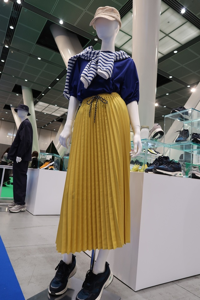 撥水プリーツスカートの新色はイエロー