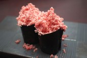 新名物「黒毛和牛のとける肉寿司」二貫900円