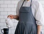 【DEAN ＆ DELUCA × BEAMS COUTURE】フレアのエプロンドレス・着用イメージ