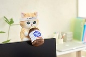 【はたらく！サラリーにゃんフェア】にゃんこが見守るデスクトップひっかけぬいぐるみ（栄養ドリンク）：￥1,980