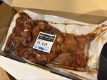 【コストコ 米久かがやき スパイシーカットステーキ】箱を開けると真空パックに入ったお肉がどーんと登場、黒胡椒がしっかり効いた色合いから食欲がそそられます!