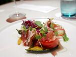 ディナーコースメニューの一例：フランス産生ハムと薪焼きホタテと季節野菜のサラダ