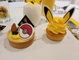 【ピカチュウ アフタヌーンティー】左から「森のピスタチオムースタルト」「ピカチュウマフィン」