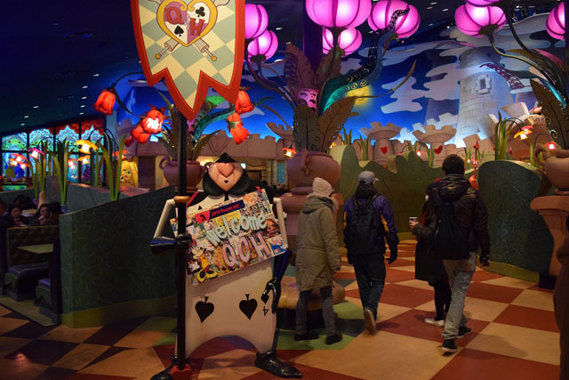 専用メニューが提供されていた、クイーンオブハートのバンケットホール。ここにも手作りボードが ©Disney