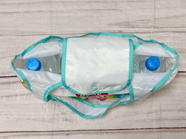 2Lのペットボトルが4本収納可能。フラップ付きなので中身こぼれ防止になります