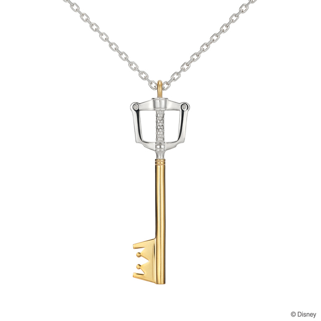 キーブレード「キングダムチェーン　ダークサイド」ネックレス 65,000円（K18ホワイト×イエローゴールド）、32,000円（シルバー×K10イエローゴールド）、15,000円（シルバー）