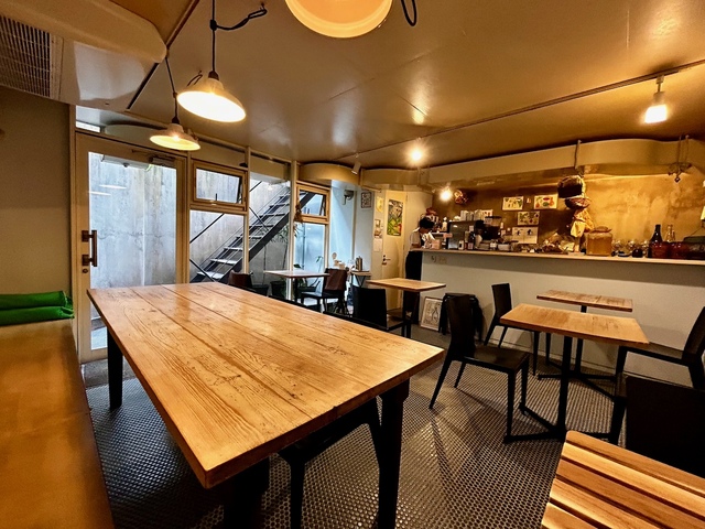 【カタネカフェ】カタネベーカリーの地下にあるカタネカフェ。ここでおいしい朝食をいただきます