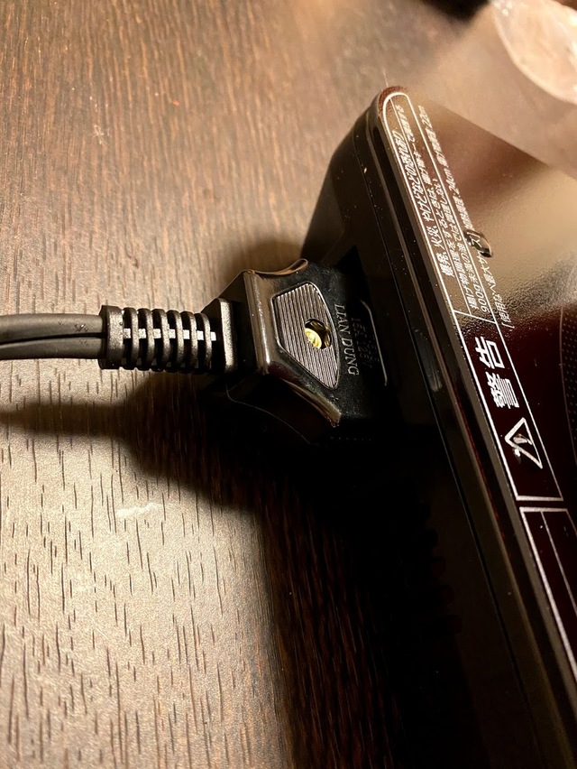 【アイリスオーヤマ　IHコンロ】マグネットプラグなので、引っかかってもコンロごと落下しません