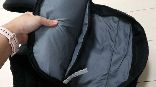 【NIKE（ナイキ） ブラジリア バックパック M】背面にはノートPCやA4書類が収まるクッション入りポケットがあり、14インチのノートPCもすっぽり入ります