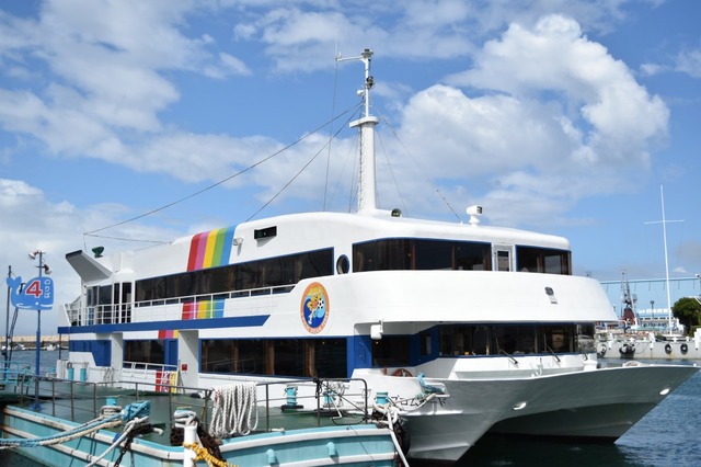 多彩な座席でワクワクできる船