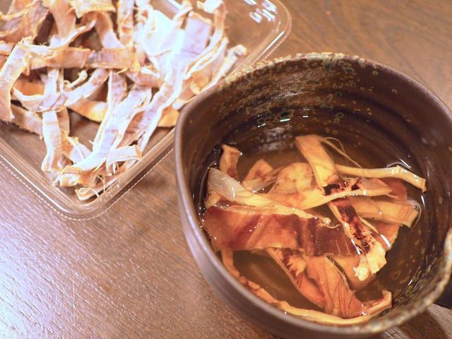 干しイカは３時間以上、できれば一晩水につけておく。柔らかくなったイカをいっしょに炒めると隠し味にも