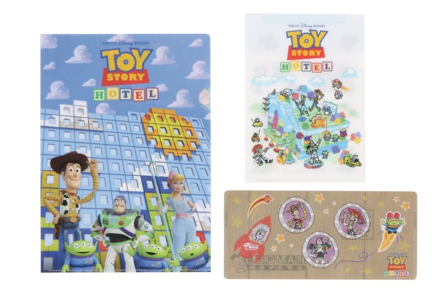 クリアホルダーセット 800円｜サイズ：(クリアホルダー)A4、(クリアホルダー＆封筒型)A5、(チケットケース)縦約11×横約25cm｜販売店舗：東京ディズニーリゾート・トイ・ストーリーホテル内ディズニーショップ「ギフト・プラネット」