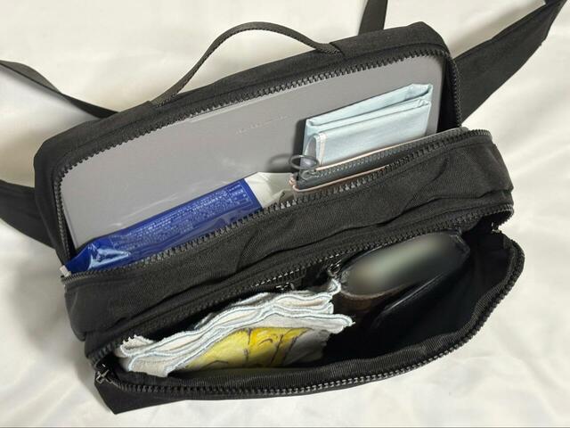 【ワークマン ベーシックボディバッグ】前面の収納部にはファスナー付きのメッシュポケットが2つ。後面の収納部にはマジックテープ付きの大きなポケットが1つ付いています