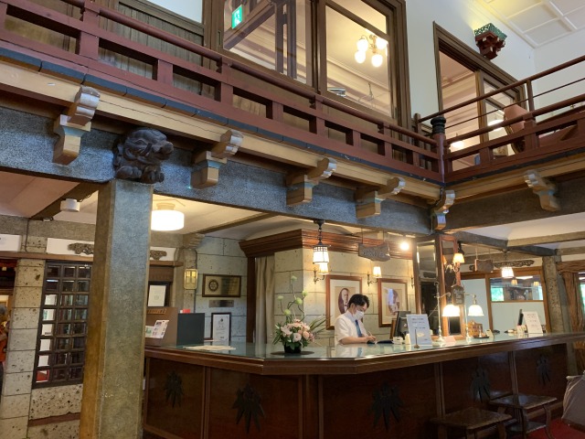 〈金谷ホテル〉のフロント