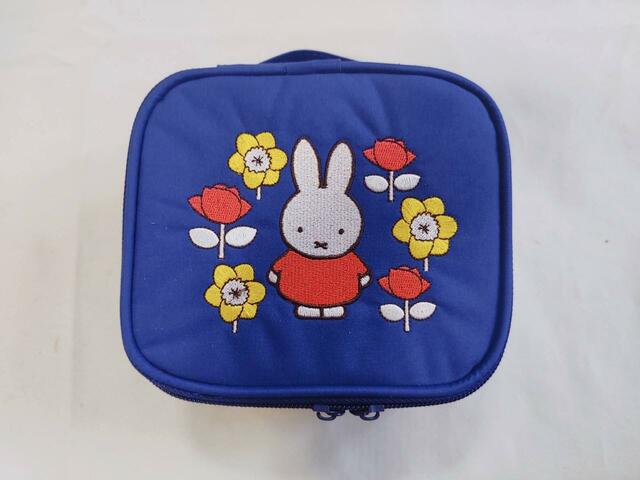 濃いめのブルーカラー