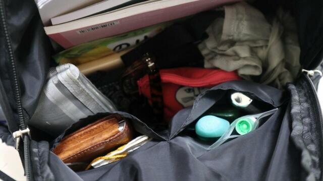 【niko and ... オリジナルギャザーライトデイパック】ポケットはフロント2層＋サイド2つ＋内側3つ。普段のお出かけに必要なアイテムはほぼ入りました！