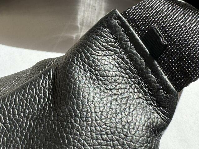 【GU リアルレザーボディバッグ】細かい縫製が丁寧