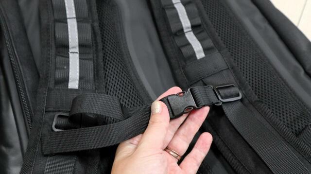 【ワークマン イージス防水メッセンジャーバッグ】チェストベルト付きで安定して背負えます