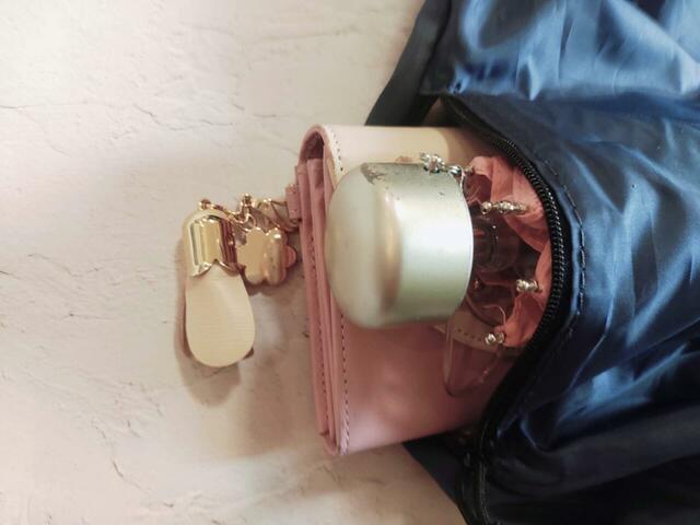 折りたたみ傘、財布、鍵などを入れることも可能です