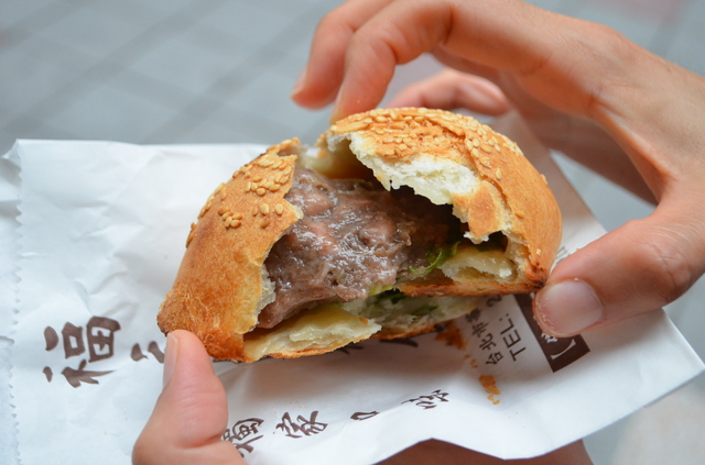 ずっしりと重い肉と肉汁が詰まった『福元胡椒餅』の絶品胡椒餅。焼き立てはやけどに注意