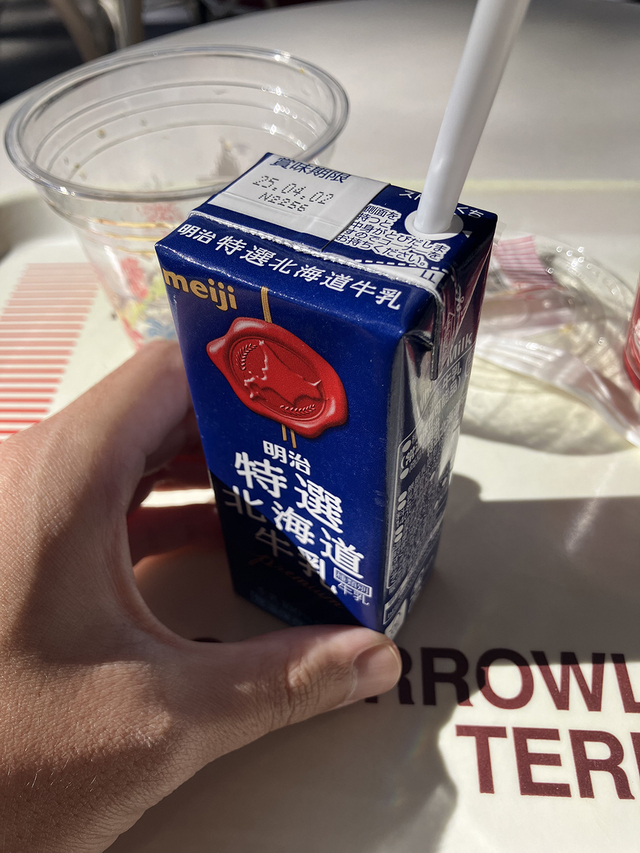 飲んでみると、すっきりながら濃厚な味わい。こんな牛乳がディズニーで飲めるとは！