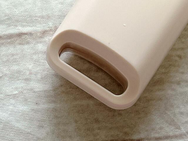 持ち手の下部にはストラップがつけられる穴つき