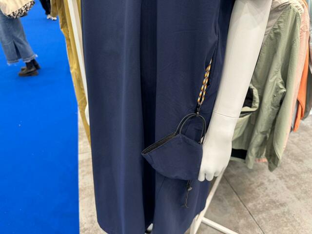 【ワークマン レディースエアロクラスターガーデワンピース】便利なサイドポケットも。ループ付きでマスクや鍵などを引っ掛けられます