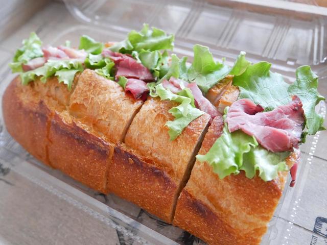 2種のお肉をぎっしりサンド【ローストビーフとベーコンのカスクート　税込321円】