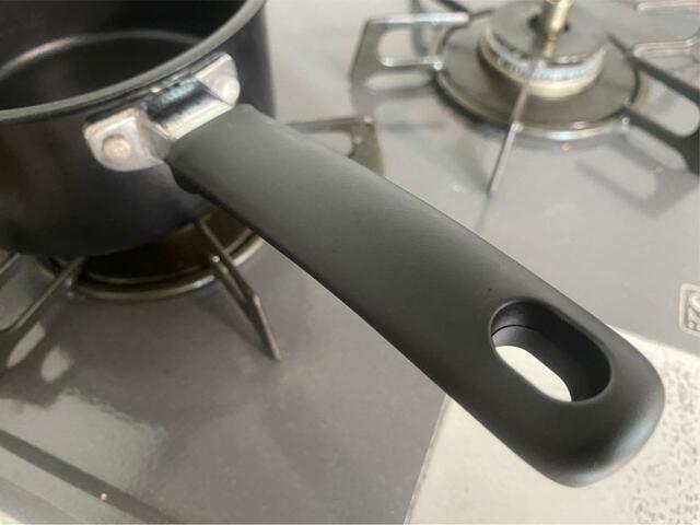 【ガス火 そそぎやすいミルクパン(14cm KN2)】ソフトグリップで持ちやすい