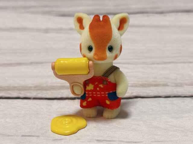 ペンキローラーを持って佇む姿がかわいい…！キリンの赤ちゃんはサイズも大きめで新鮮です♪