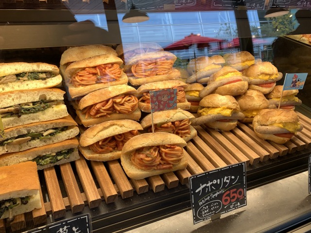 名古屋らしく味噌カツやナポリタンなどもあり