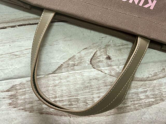 持ち手は約36cm。腕にかけて持つか、薄手の服であれば肩がけも可能な長さです