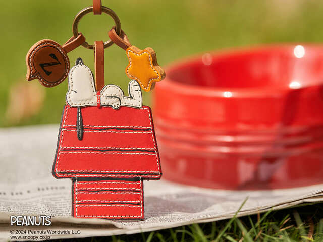 【genten「PEANUTS collection」】ワクワクチャーム「Doghouse」16,500円（税込）