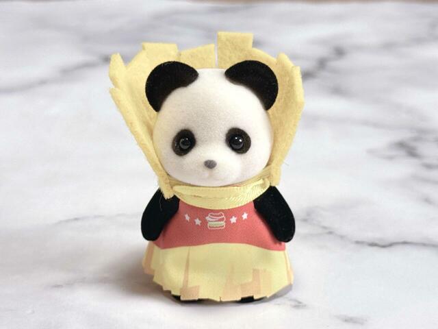 ハンバーガーショップをイメージしたコスチュームを着た子どもたちのお人形シリーズ。この子は「パンダの女の子 ロザリナ」です！