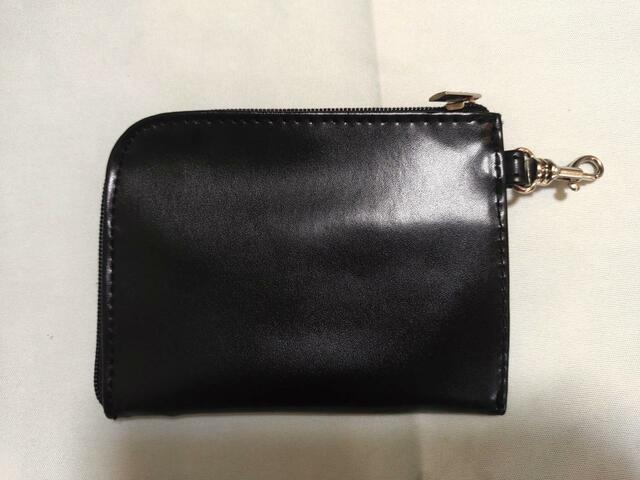 裏面はシンプルな無地