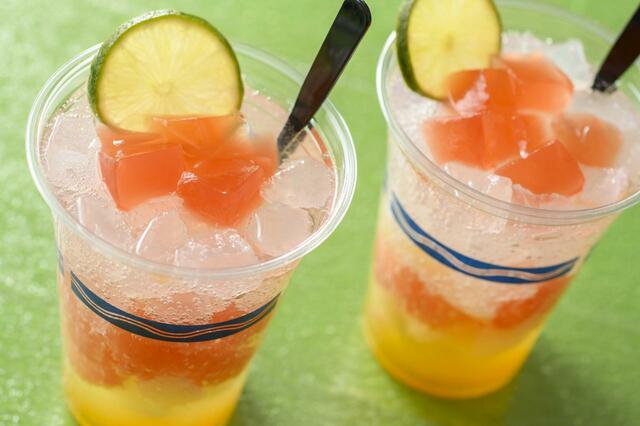 スパークリングカクテル(シトラス) 780円｜提供店舗：東京ディズニーシー 「ヴォルケイニア・レストラン」｜東京ディズニーリゾート夏のひんやり冷たいメニュー