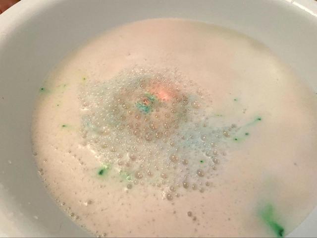 【ダイソー ／つくろう！あわボム】溶け出す色味も楽しめる