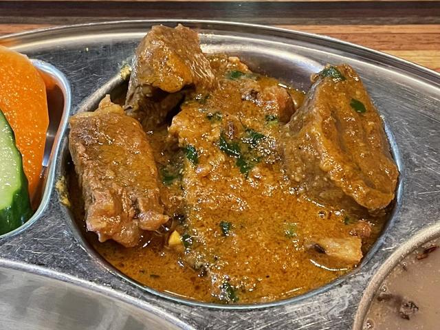 【ネワーダイニング】マトンカレー。一見辛そうだが、やや辛い程度