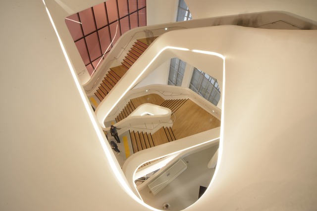 DDPミュージアムの造形階段を地上4階から観たところ