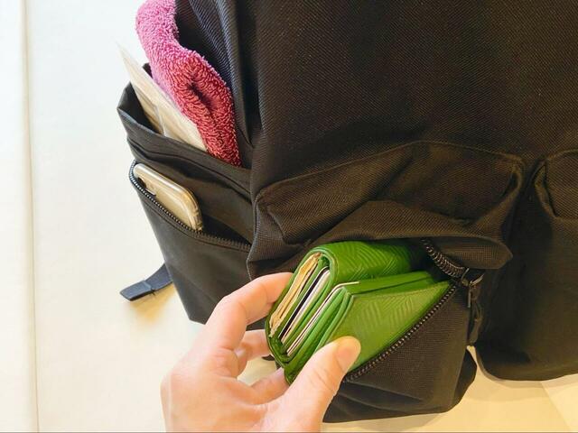 【coca トラベルバックパック】ファスナー付きポケットには、スマホや財布など貴重品を入れるのがよさそう