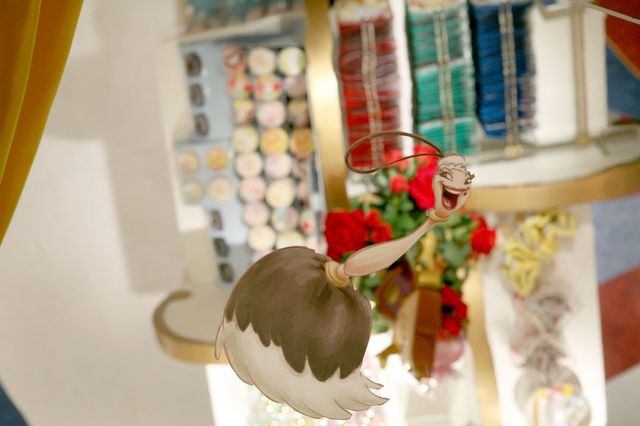 フェザーダスターがいるのは、シャンデリア近くの天井! 鏡なので見つけづらいですが、よく見てみてくださいね。