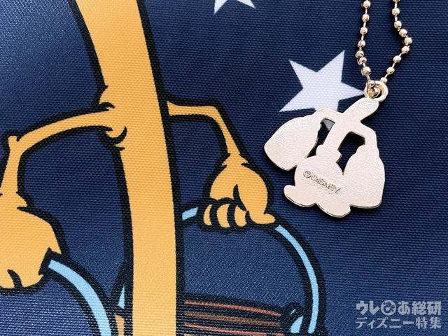 チャームの裏はロゴ入り