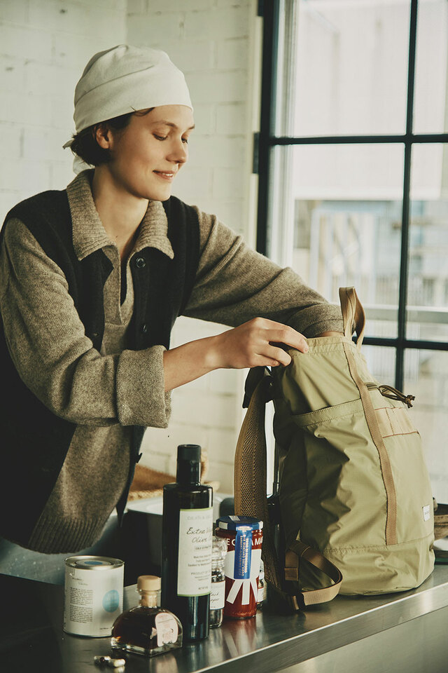 【DEAN & DELUCA × BRIEFING「PACKABLE 2WAY PACK」】素材にはリサイクルナイロンを採用し、軽量ながら撥水性と耐久性もしっかり確保◎