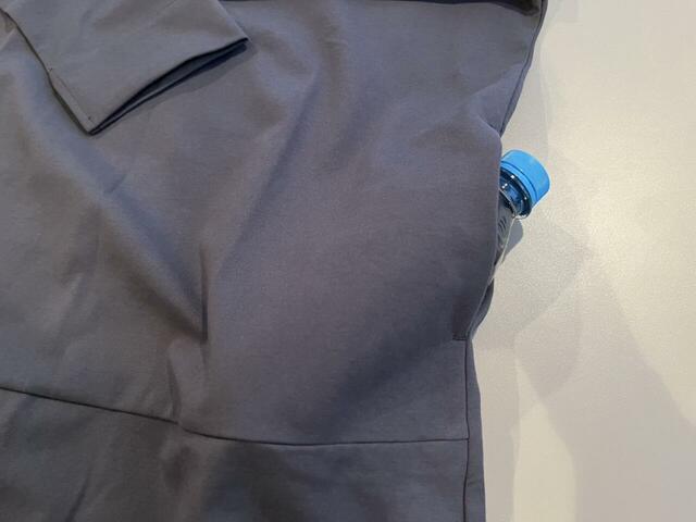 【無印良品 二重編み七分袖ワンピース】便利なポケットも。500mlのペットボトルも入ります