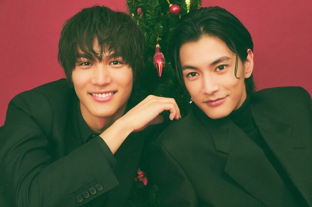 左から中川大志、渡邊圭祐  撮影：友野雄